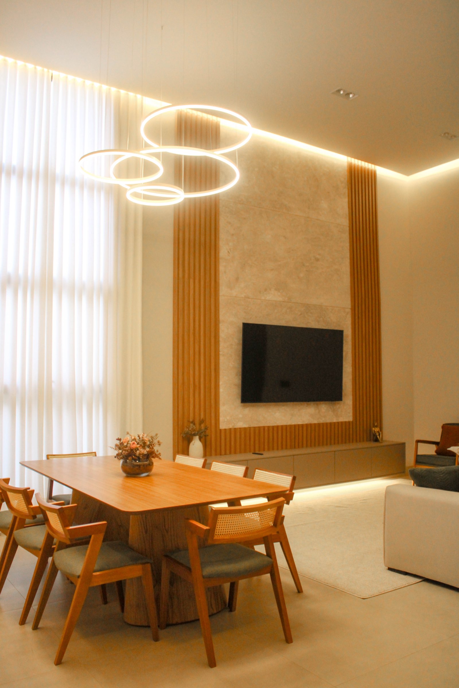 Sala de jantar com pé-direito duplo e marcenaria planejada