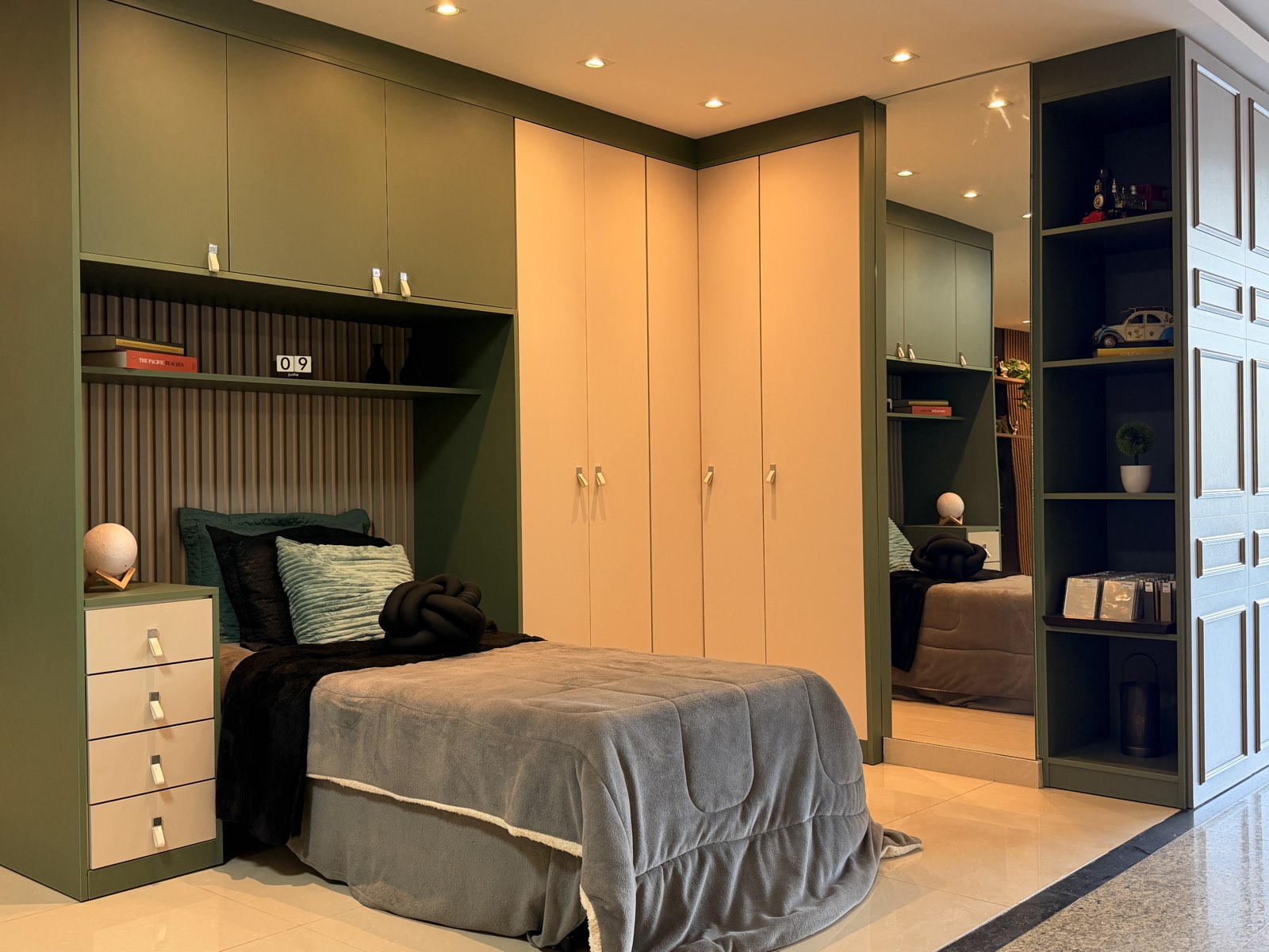 Dormitório planejado verde no showroom