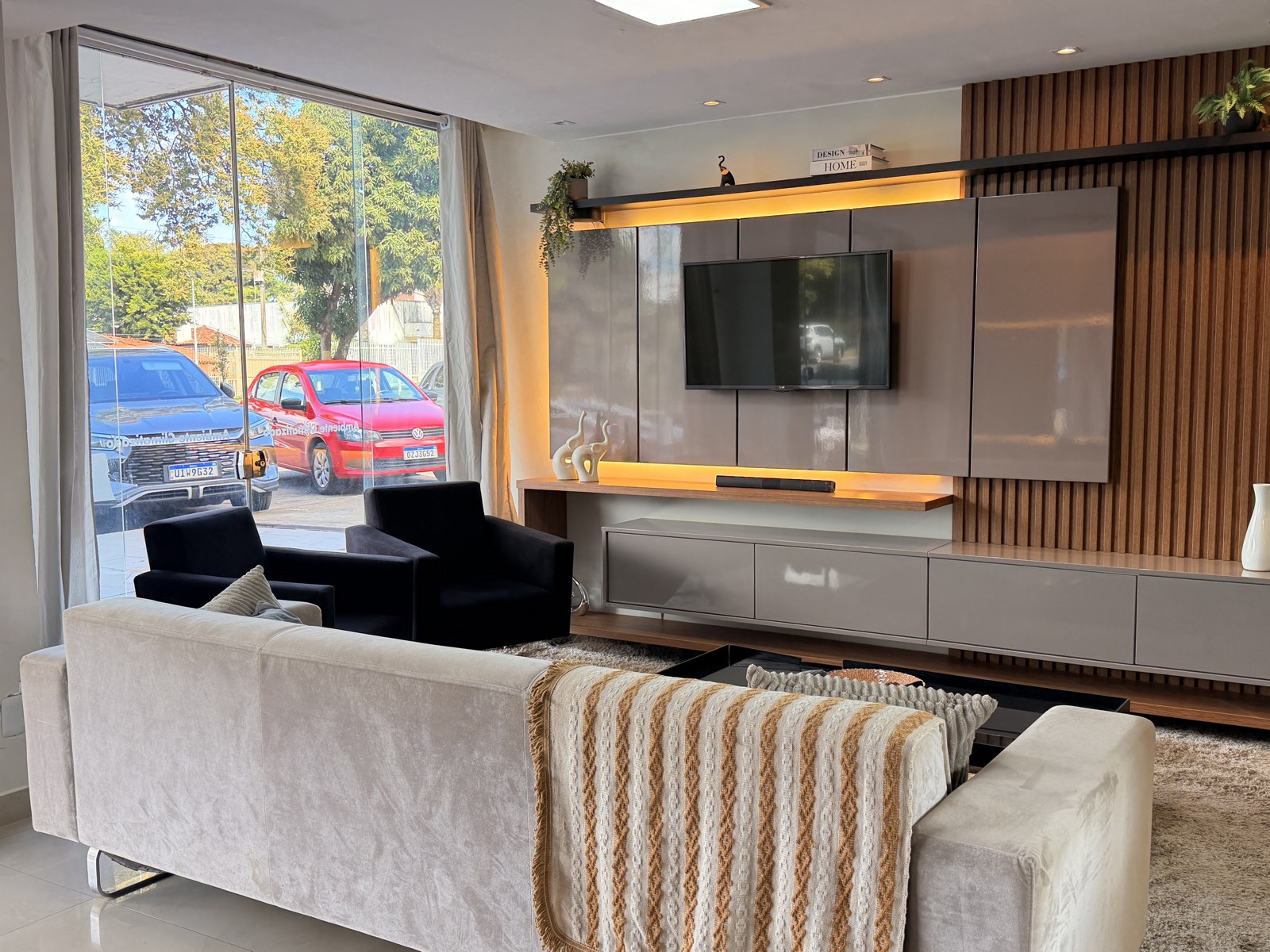 Sala de estar com painel ripado no showroom